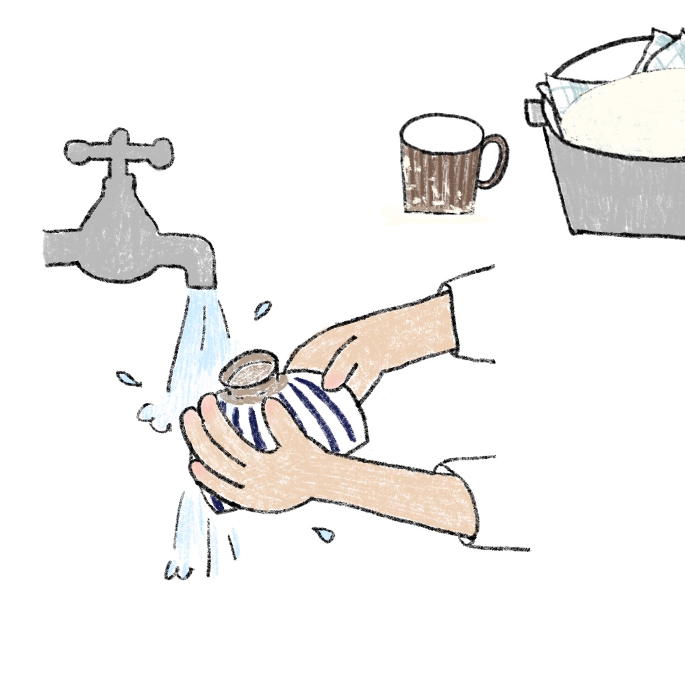 うつわを取り出し、ぬめりをきれいに洗い流してください。